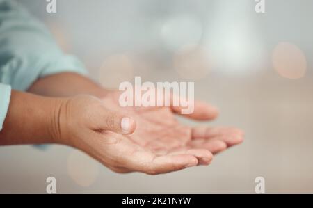 Öffnen Sie die Gebetshände für den Glauben, die Unterstützung und die Anbetung Gottes, für die Hoffnung auf Jesus christus und den heiligen Geist am Karfreitagsgottesdienst, geistlich und religiös Stockfoto