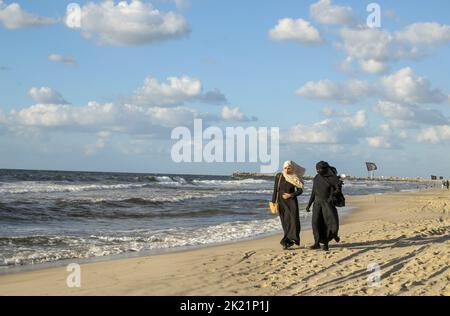 Gaza, Palästina. 21. September 2022. Palästinensische Frauen sahen am Strand westlich von Gaza City spazieren gehen. Kredit: SOPA Images Limited/Alamy Live Nachrichten Stockfoto