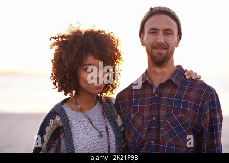 Das perfekte Paar. Ein junges Paar genießt einen Spaziergang am Strand. Stockfoto