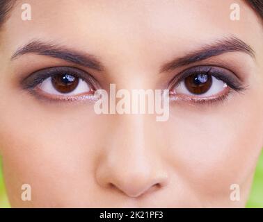 Natürlich schön. Nahaufnahme eines wunderschönen jungen Frauengesichts. Stockfoto