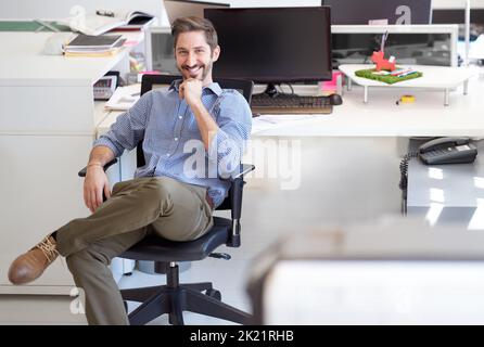 Meine perfekte Karriere gestalten. Porträt eines jungen Designers, der an seinem Arbeitsplatz in einem Büro sitzt. Stockfoto