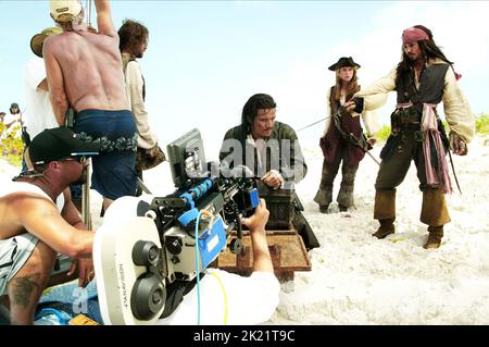 ORLANDO BLOOM, Keira Knightley, Johnny Depp, PIRATEN DER KARIBISCHEN MEERE: Dead Man's Chest, 2006 Stockfoto