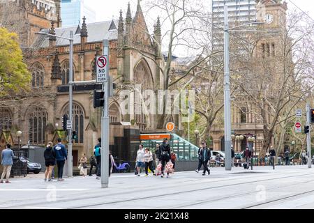 George Street im Stadtzentrum von Sydney mit rathaus, Kirche und Rathaus Bahnhof, Sydney CBD, NSW, Australien Stockfoto