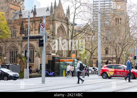 George Street im Stadtzentrum von Sydney mit rathaus, Kirche und Rathaus Bahnhof, Sydney CBD, NSW, Australien Stockfoto