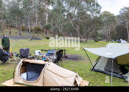 Camping in der Region Australien zwei Männer auf ihrem Campingplatz mit Zelten und Campingküche, regionale NSW, Australien Stockfoto