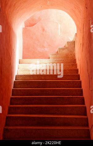 Beleuchtete rote Steintreppe im Convento de San Bernardino de Siena in Valladolid, Mexiko Stockfoto