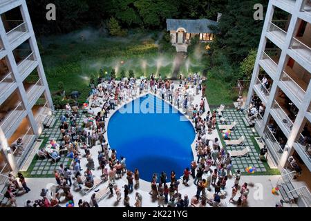 APARTMENT BLOCK PARTY, LADY IN THE WATER, 2006 Stockfoto