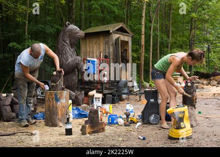 Mann und Frau machen geschnitzten Bären von Oneida Lake, New York Zentralstaat zu verkaufen Stockfoto