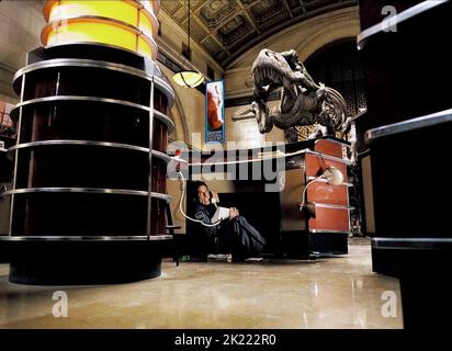 BEN STILLER, TYRANNOSAURUS REX SKELETT, NACHTS IM MUSEUM, 2006 Stockfoto