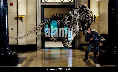 BEN STILLER, TYRANNOSAURUS REX SKELETT, NACHTS IM MUSEUM, 2006 Stockfoto