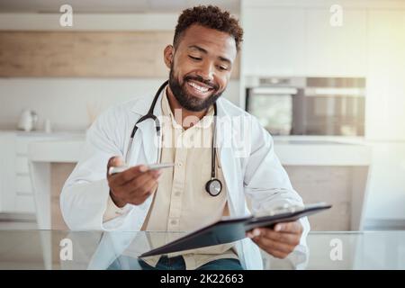 Medizinisch, Beratung und Checkliste mit Arzt am Schreibtisch im Krankenhaus oder in der Klinik für Vertrauen, Kommunikation und Hilfe. Dokumente, Medizin und Gesundheitswesen mit Stockfoto