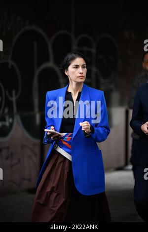 Ein Gast vor der Del Core Fashion Show während der Mailänder Fashion Week Frühjahr/Sommer 2023 Stockfoto