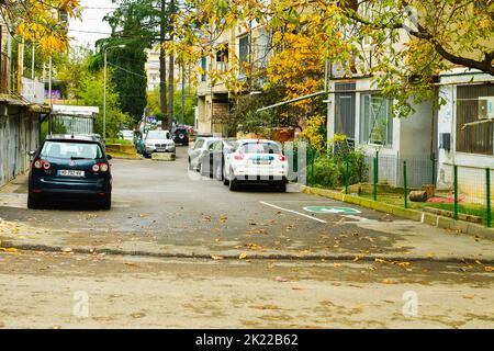 Statische Ansicht persönlicher Parkplatz für Elektroauto außerhalb in georgischen Nachbarschaft Saburtalo, Tiflis, Georgien Stockfoto