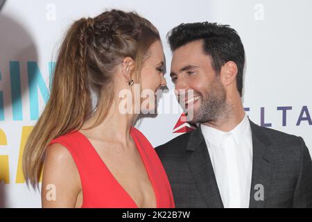 Adam Levine (R) und Model Behati Prinsloo besuchen am 25. Juni 2014 die Premiere von „Begin Again“ im SVA Theater in New York City. Stockfoto