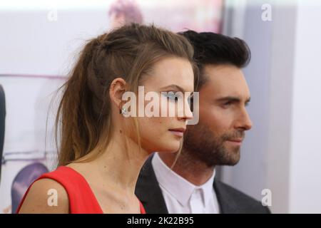 Adam Levine (R) und Model Behati Prinsloo besuchen am 25. Juni 2014 die Premiere von „Begin Again“ im SVA Theater in New York City. Stockfoto