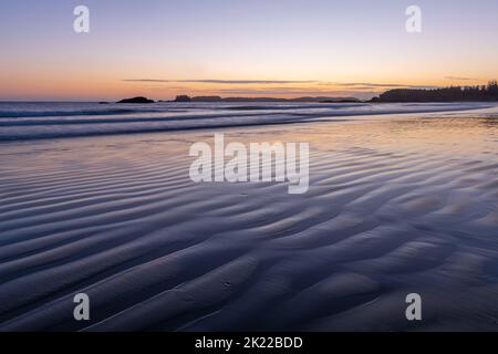 Sandkräusel bei Sonnenuntergang am Chesterman Beach mit Langzeitbelichtung, Tofino, Vancouver Island, British Columbia, Kanada. Stockfoto