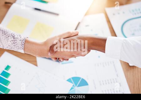 Handshake, Geschäftsabsprache und Partner geben sich nach dem Treffen und der Beratung über Vereinbarung, Partnerschaft und Zusammenarbeit im Büro die Hände. Mann und Stockfoto