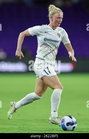 21. September 2022: North Carolina Courage Forward RIKKI MADSEN (17) treibt den Ball während des NWSL-Fußballmatches Orlando Pride gegen North Carolina Courage am 21. September 2022 im Exploria Stadium in Orlando, FL. (Bild: © Cory Knowlton/ZUMA Press Wire) Stockfoto