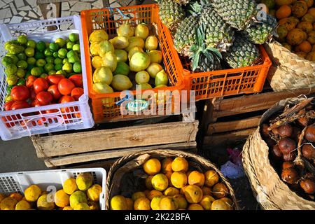 Zitronen, Limonen, Tomaten und Ananas auf dem Ubud Market, Bali Indonesien Stockfoto