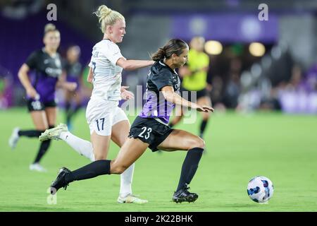 21. September 2022: Orlando Pride-Verteidigerin KYLIE Strom (23) tritt beim NWSL-Fußballspiel Orlando Pride gegen North Carolina Courage Forward RIKKI MADSEN (17) am 21. September 2022 im Exploria Stadium in Orlando, FL, um den Ball gegen North Carolina Courage vor. (Bild: © Cory Knowlton/ZUMA Press Wire) Stockfoto