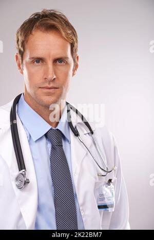Hes ernst mit Ihrer Gesundheit. Beschnittenes Studioporträt eines ernsthaften jungen männlichen Arztes. Stockfoto