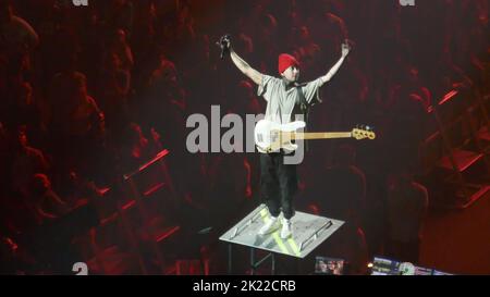 Anaheim, Kalifornien, USA 17.. September 2022 Tyler Joseph von Twenty One Pilots treten am 17. September 2022 in Anaheim, Kalifornien, USA, auf der eisigen Tour im Honda Center auf. Foto von Barry King/Alamy Stockfoto Stockfoto