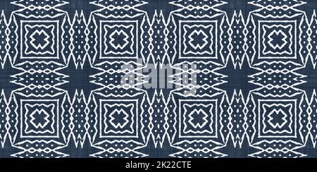 Nahtloses Tribal Ethnic Indigo Blue Batik-Oberflächenmuster auf rauem Leinen, ein trendiges, zeitgemäßes, kachelbares, abstraktes, geometrisches Shibori-Textil für Stockfoto