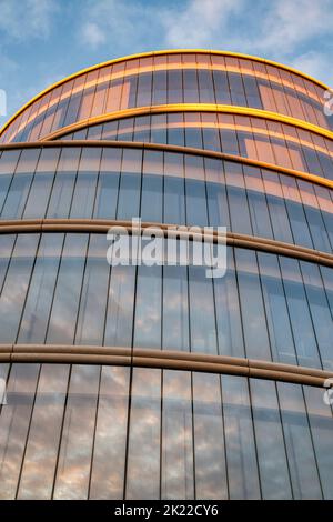 Blavatnik School of Government Architecture Reflexionen am frühen Morgen. Oxford, Oxfordshire, England Stockfoto