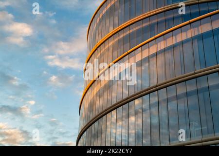 Blavatnik School of Government Architecture Reflexionen am frühen Morgen. Oxford, Oxfordshire, England Stockfoto