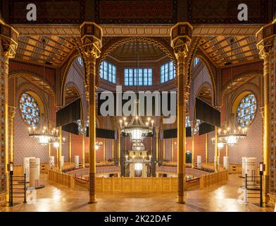 Innenraum der Synagoge Rumbach sebestyen Street. In der Nähe der berühmten Dohany Straße Synagoge. Erstaunliche Renewef Raum. Gebaut in 1870-73. Entworfen die ar Stockfoto