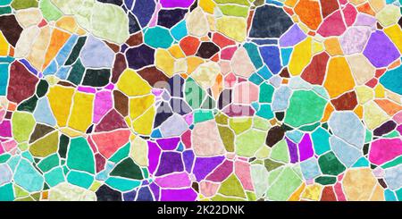 Nahtlose bunte Regenbogen gebrochen Marmor Mosaik Fliesen Hintergrund Textur. Luxus gesprungene keramische cottagecore Kopfsteinpflaster Pfad, Wand, Boden oder Tapete Stockfoto