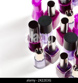 Füge etwas Lila in deine Schönheit ein. Studioaufnahme von bunten Nagellack-Flaschen. Stockfoto