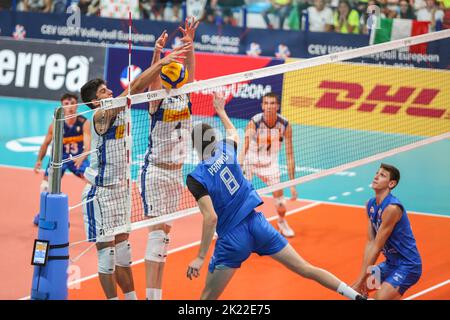 Block von Mattia Bonifante (ITA) während der Europameisterschaft U20 - Serbien gegen Italien, Volleyball-Turniere in Montesilvano/Vasto, Italien, September 21 2022 Stockfoto