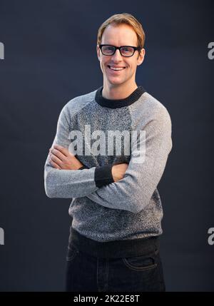 Vernünftiger Stil. Ein Studioporträt eines hübschen Mannes, der eine Brille trägt. Stockfoto