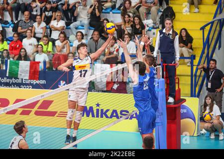 Spitze von Luca Porro (ITA) während der Europameisterschaft U20 - Serbien gegen Italien, Volleyball-Wettspiele in Montesilvano/Vasto, Italien, September 21 2022 Stockfoto