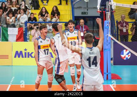 Jubel der italienischen Mannschaft. Während der Europameisterschaft U20 - Serbien gegen Italien, Volleyball-Turniere in Montesilvano/Vasto, Italien, September 21 2022 Stockfoto