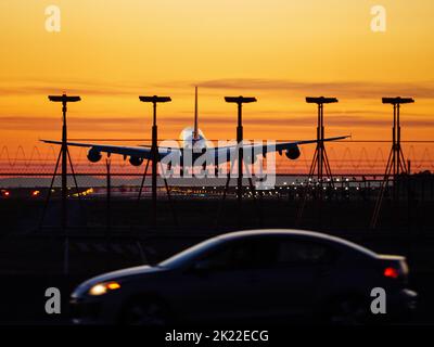 Richmond, British Columbia, Kanada. 21. September 2022. British Airways Airbus A380 Jetliner (G-XLEB) landet in der Dämmerung, Vancouver International Airport. (Bild: © Bayne Stanley/ZUMA Press Wire) Stockfoto