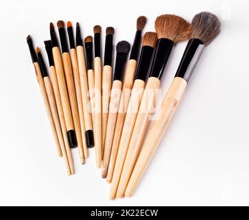 Die Werkzeuge für die Konstruktion von Schönheit. Studioaufnahme eines Sets von Make-up-Bürsten, die vor weißem Hintergrund ausgestreut sind. Stockfoto