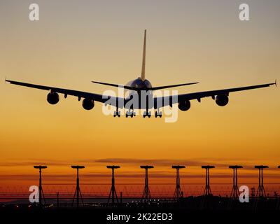 Richmond, British Columbia, Kanada. 21. September 2022. British Airways Airbus A380 Jetliner (G-XLEB) landet in der Dämmerung, Vancouver International Airport. (Bild: © Bayne Stanley/ZUMA Press Wire) Stockfoto