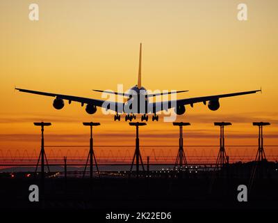 Richmond, British Columbia, Kanada. 21. September 2022. British Airways Airbus A380 Jetliner (G-XLEB) landet in der Dämmerung, Vancouver International Airport. (Bild: © Bayne Stanley/ZUMA Press Wire) Stockfoto