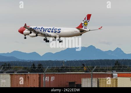 Richmond, British Columbia, Kanada. 17. September 2022. Ein Airbus A340-Jetliner (HB-JMD) der Firma Airbus von der Firma Airbus von der Firma Airbus wurde am internationalen Flughafen von Vancouver landet. (Bild: © Bayne Stanley/ZUMA Press Wire) Stockfoto