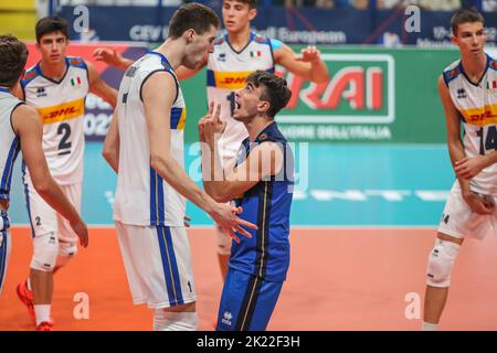 Jubel der italienischen Mannschaft. Während der Europameisterschaft U20 - Serbien gegen Italien, Volleyball-Turniere in Montesilvano/Vasto, Italien, September 21 2022 Stockfoto