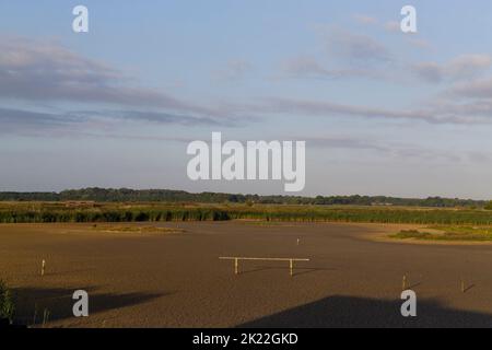 Blick aus dem Osten Verstecken des nach Dürre ausgetrockneten Kratzrestes, RSPB Minsmere Nature Reserve, Suffolk, England, August 2022 Stockfoto