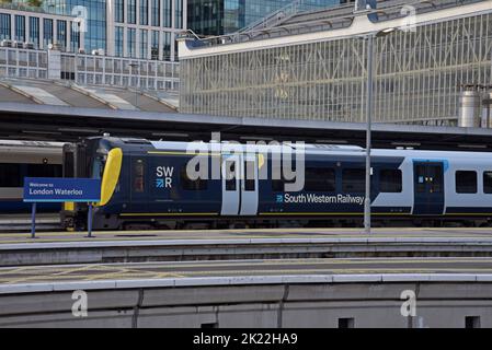 South Western Railway Siemens-Züge der Desiro-Klasse 444 warten auf die Abfahrt von Waterloo Station, London, Großbritannien Stockfoto