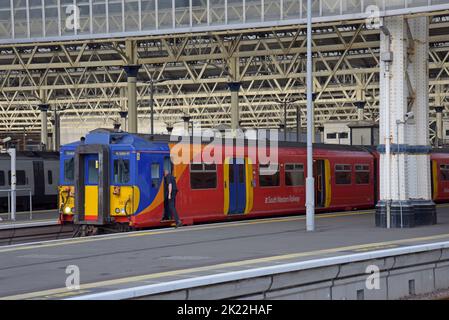 Zugfahrer, der in das Taxi eines S-Zuges der Klasse 455 in der Waterloo Station, London, Großbritannien, einfährt Stockfoto