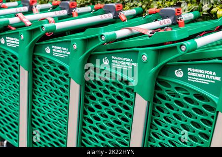 Supermarktwagen in Sydney Australien aus Recycling und recycelten 152 Milchflaschen, Woolworths Supermarkt, Australien Stockfoto