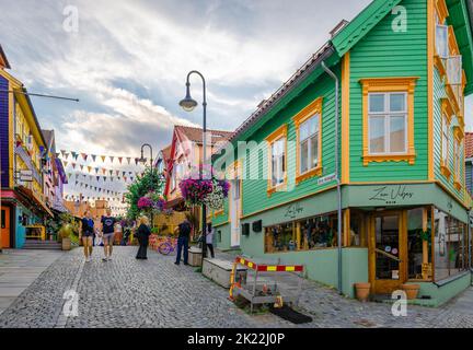 Fargegaten (Straße der Farben), die berühmte bunte Fußgängerzone mit Geschäften und vielen Orten für Kaffee und Getränke in Stavanger, Norwegen. Stockfoto