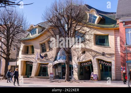 ZOPPOT POLEN - Mai 2022 Gehocktes Haus an der Hauptstraße Monte Cassino in Sopot, Polen. Schiefe Hauskiefer Polnisch: Krzywy Domek ist ein ungewöhnlich geformtes Gebäude. Unregelmäßig geformtes Gebäude, eines der fünfzig seltsamsten Gebäude der Welt. Reiseziel für Touristen Stockfoto