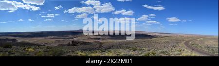 Ein Panoramablick auf den Sedona Meteorkrater in Arizona. Stockfoto