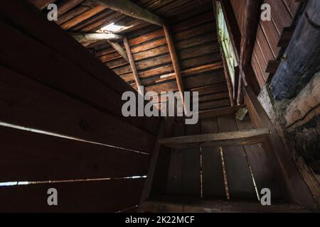 Abstraktes Grunge-Holzinterieur, perspektivischer Blick auf eine Treppe, die zum Dachgeschoss-Zimmer führt Stockfoto